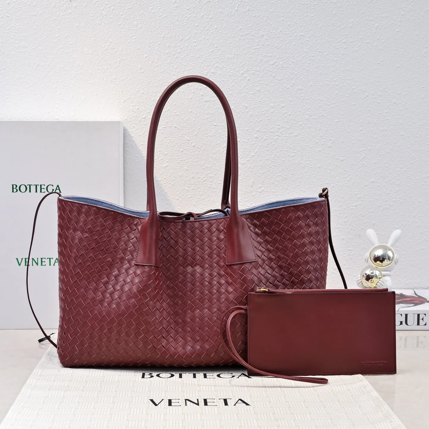Batch 2660 Bv 2025 early spring series Pinacoteca medium tote handbag. The front is made of classic Intreccia woven cow leather. It is low-key and luxurious. The flip side is made of warm suede. It instantly switches to a lazy and casual style. It has a large internal capacity. It is no pressure to carry a computer for commuting. It is also thoughtfully matched with a small detachable bag. It feels full and full of security. The woven texture is so delicate that you can't put it down. The highlight is that it is super versatile. Come and get your new bag😝 Model: 7166 Size: 23*43*14.5cm